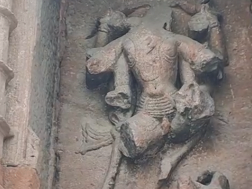 विदेशी शासकों के आक्रमण से खंडित हुई मूर्तियां आज भी मंदिर में दिख जाती हैं।