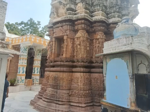 पाली शहर में बना सोमनाथ महादेव मंदिर करीब 1121 साल पुराना है, जिसके गुंबद पर बनी कई मूर्तियों पर आक्रमण के निशान आज भी दिखाई देते हैं।
