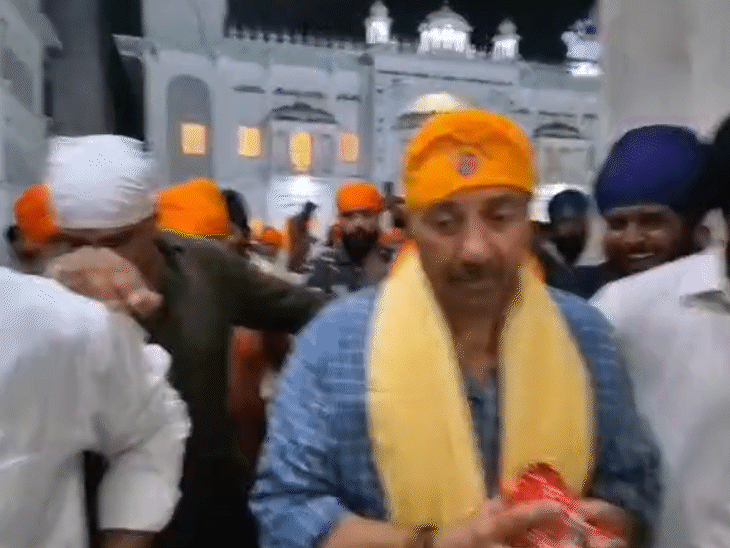 हाथ जोड़कर लिया आशीर्वाद।