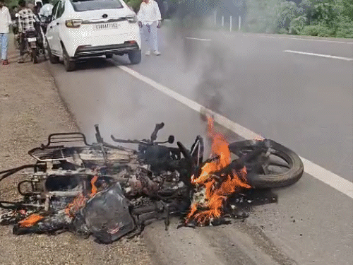 ट्रक में फंसी बाइक 200 मीटर तक घसीटती गई। इस दौरान घर्षण के कारण बाइक में आग लग गई