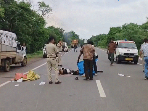 पुलिस ने शवों को पॉलीथिन में उठाकर मर्च्युरी पहुंचाया।