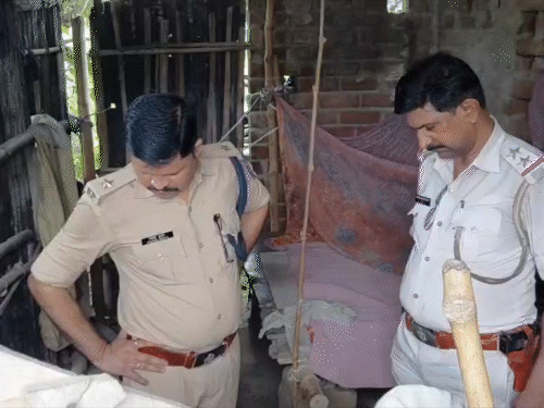 मौके पर जांच कर रही पुलिस।
