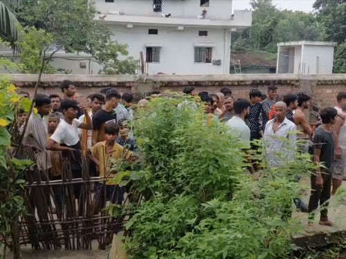 मौके पर लोगों की भीड़।