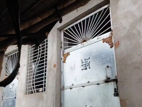 पुलिस ने घटनास्थल को सील कर दिया है।