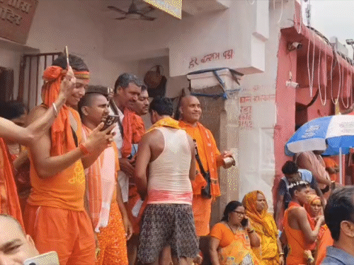 पहली सोमवारी को लगभग ढाई लाख श्रद्धालुओं के जलाभिषेक करने का अनुमान है।