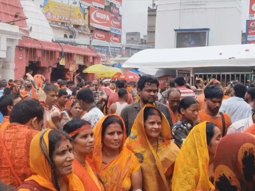 बाबा नगरी में दिनभर ‘बोल बम’ और ‘हर-हर महादेव’ के जयघोष से वातावरण भक्तिमय बना रहा।