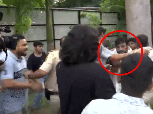 पुलिस आरोपी को (लाल घेरे में) पकड़कर ले जा रही थी, तब भी पप्पू यादव के समर्थक उसे पीट रहे थे।