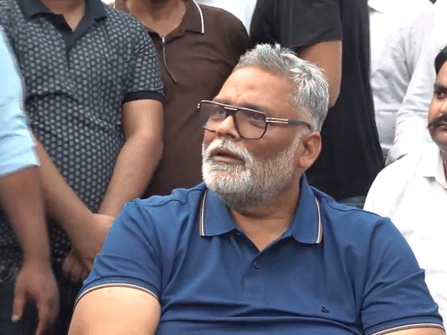 रविवार शाम सांसद पप्पू यादव अपने घर पर प्रेस कॉन्फ्रेंस कर रहे थे। तभी किसी ने उन पर जूता फेंका।