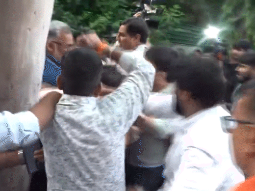 पप्पू यादव उठे और हमलावर को दबोच लिया। इसी दौरान उनके समर्थक उसे पीटने लगे।