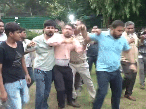 पुलिस बड़ी मुश्किल से आरोपी को पकड़कर अपने साथ ले गई।
