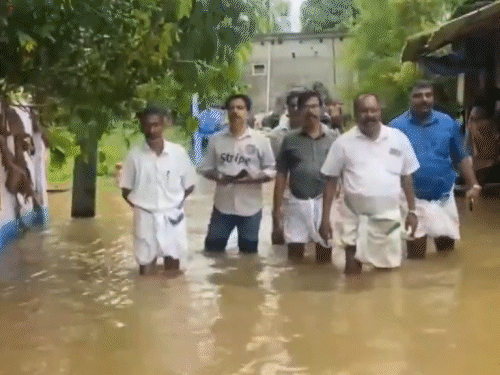 केरलम के अलाप्पुझा में सड़कों पर पानी भर गया है।