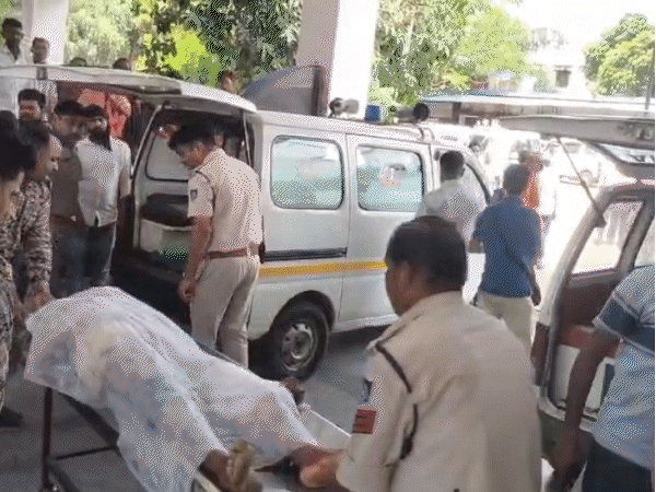मृतकों के शवों को लाया गया अस्पताल।