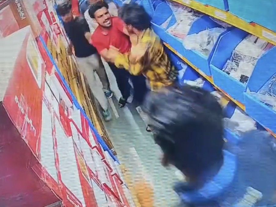 Zepto ग्रोसरी स्टोर के शिफ्ट इंचार्ज पर हमला करते आरोपी।
