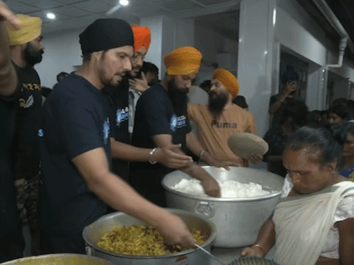 लंगर सेवा में बाढ़ पीड़ितों को भोजन परोसते रणदीप हुड्डा।