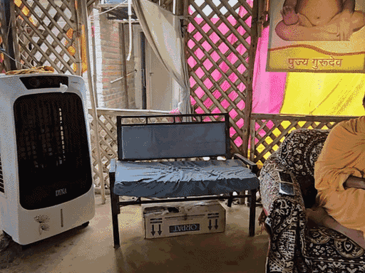 ज्ञानदास महाराज अपने आश्रम में।