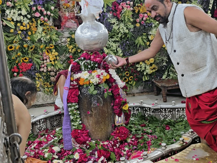 Priests offering water to Lord Mahakal.