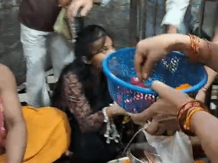 Devotees offering flowers to Lord Omkareshwar.