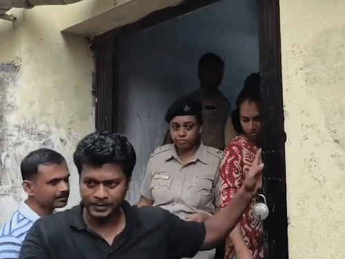 झारखंड से पुलिस अर्पिता को लेकर कोलकाता आई। बर्धमान कोर्ट ने उसे 13 दिन की कस्टडी में भेज दिया है।