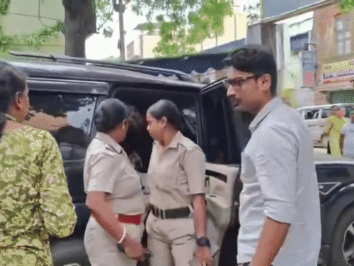 झारखंड से पुलिस अर्पिता को लेकर कोलकाता आई। बर्धमान कोर्ट ने उसे 13 दिन की कस्टडी में भेज दिया है।