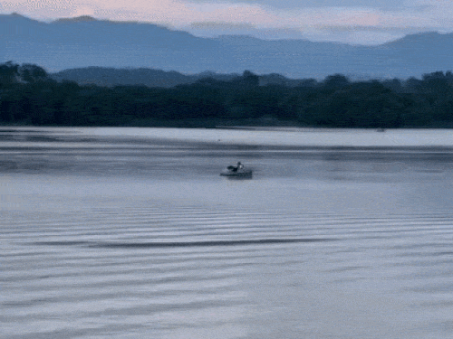 रविवार सुबह चंडीगढ़ की सुखना लेक पर आसमान बादलों से घिरा नजर आया।