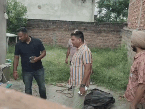 अश्वनी शर्मा के घर के आस-पास चेकिंग करते पुलिस अधिकारी। - Dainik Bhaskar