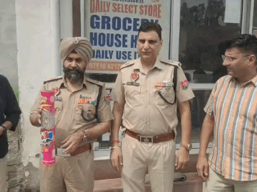 घटनास्थल से मिला चला स्काई शॉट दिखाते SP सुखविंदर पाल सिंह और SP मनोज ठाकुर।