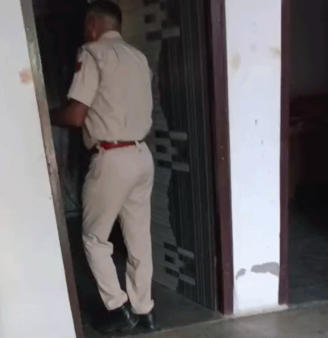 आरोपी के घर पर होने की सूचना पर पुलिस उसके घर पहुंची।