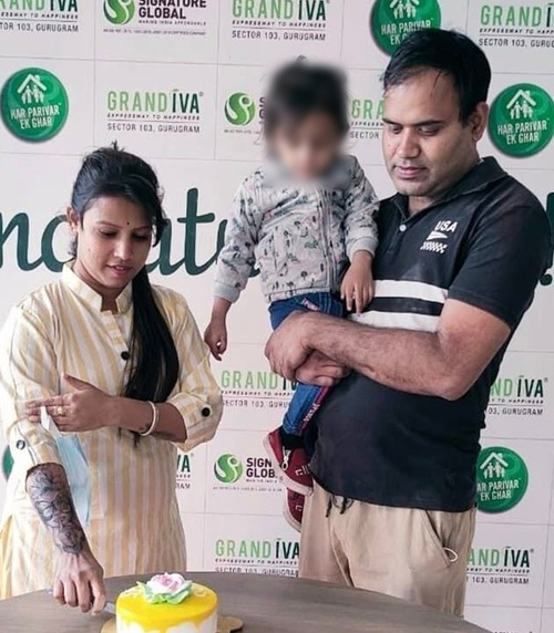 संजीव ने कुछ समय पहले अपनी पत्नी के नाम हाईराइज सोसाइटी में फ्लैट खरीदा था।