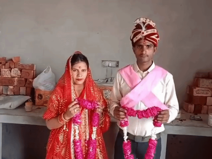 शाहजहां बानो और पवन यादव ने एक-दूसरे को जयमाला पहनाई।