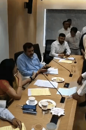 लखनऊ विकास प्राधिकरण के उपाध्यक्ष प्रथमेश कुमार (नीली शर्ट) ने जेई और सुपरवाइजर को निलंबित कर दिया है। (फाइल फोटो)