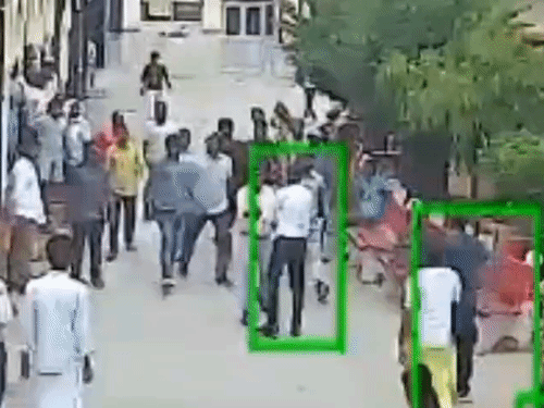 श्री राम परिसर में डॉ विश्वकर्मा लात से मारते हुए सीसीटीवी कैमरे में दिखाई दे रहे है।