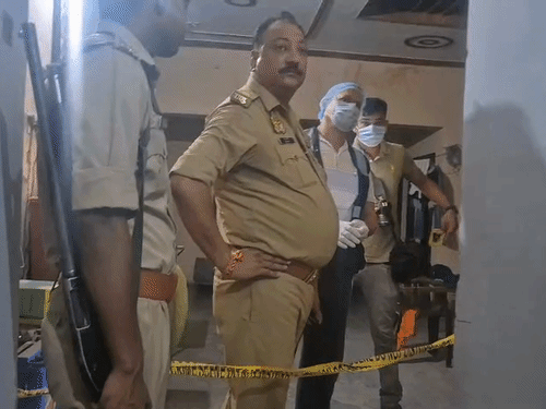 वारदात की सूचना पर पुलिस और फोरेंसिक टीम पहुंची। पुलिस को मौके से तमंचा और खोखा मिला।