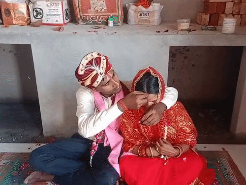 शाहजहां से हिंदू रीति-रिवाजों से शादी की। पवन ने शाहजहां की मांग में सिंदूर भरा।