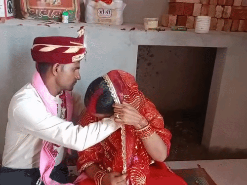 पवन ने शाहजहां को मंगलसूत्र भी पहनाया।