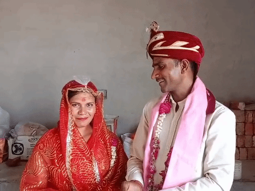 शादी के बाद दोनों ने एक-दूसरे को लड्डू खिलाया।