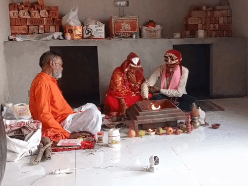 बरेली में पंडित केके शंखधार ने दोनों का विवाह संपन्न कराया।