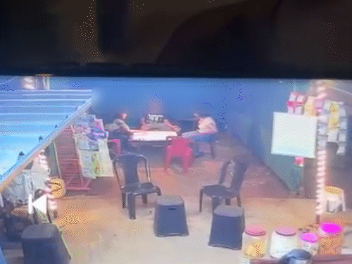 छात्रा अपने दोस्तों के साथ चाय पी रही थी।