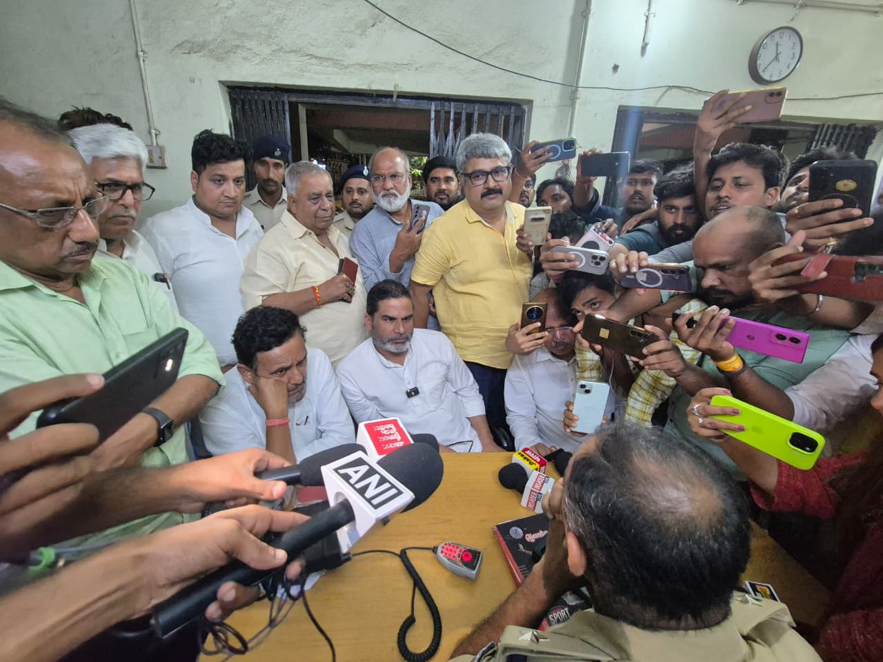 वोटिंग से पहले 29 जुलाई की आधी रात को प्रशांत किशोर जक्कनपुर थाने में पहुंच गए। उनके समर्थकों को कथित तौर पर थाने में रखे जाने का आरोप था। SHO से खूब कहासुनी हुई।
