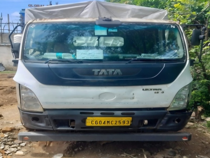 EOW के अफसरों ने इस गाड़ी को जब्त किया है।