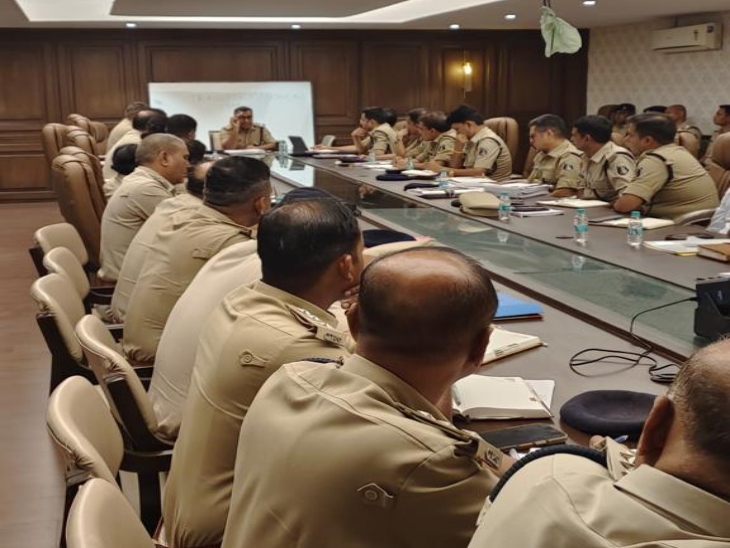 आईजी अमरेश मिश्रा अधीनस्थ अधिकारियों की बैठक लेते हुए।