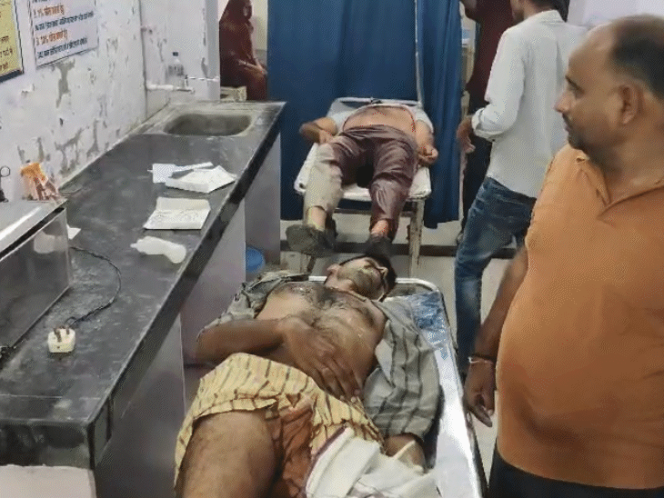 शवों को पोस्टमॉर्टम के लिए लाया गया।