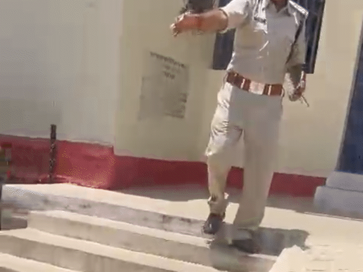 With the help of a female police officer, Pinky was taken to the hospital.