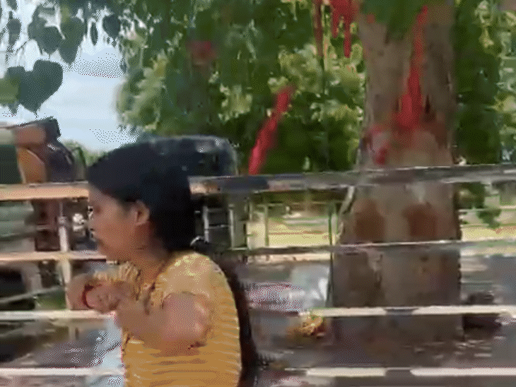 Seeing Pinky consume poison, police personnel came out of the station.