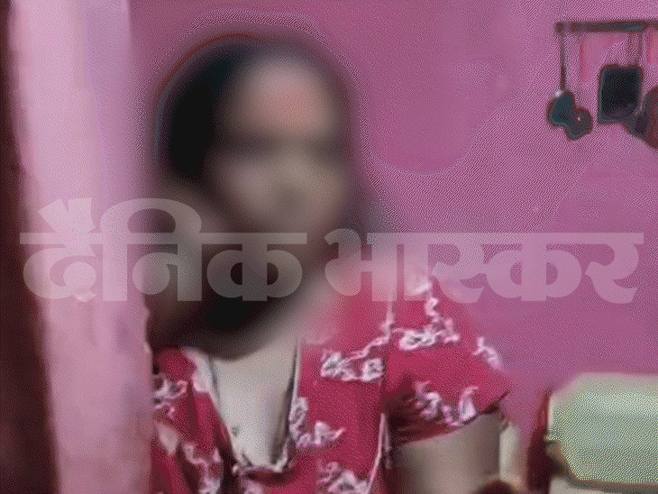 The accused are seen holding the man's collar and beating him.