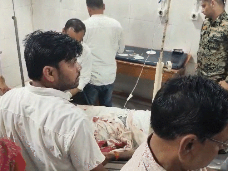सरकारी अस्पताल में 2 घायलों का इलाज चल रहा है।