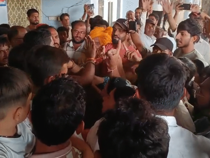 After the death of the person, family members and villagers surrounded the Rajgarh police station.