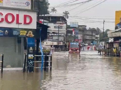 केरलम के कन्नूर जिले की श्रीकंदापुरम नगर पालिका में भारी बारिश के बाद कई इलाकों में जलभराव हो गया।