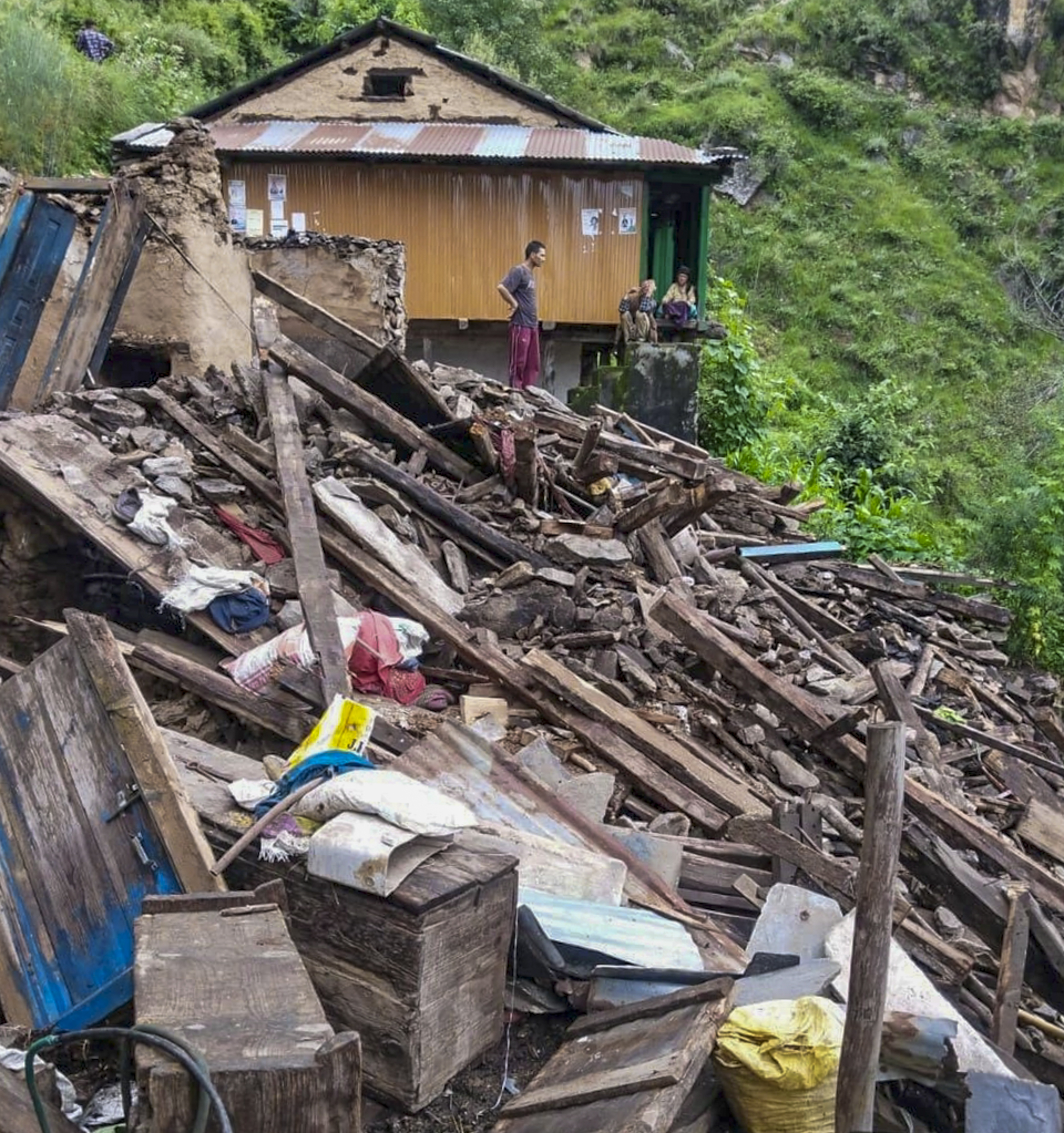 हिमाचल के कुल्लू में बारिश के बाद एक घर ढह गया।