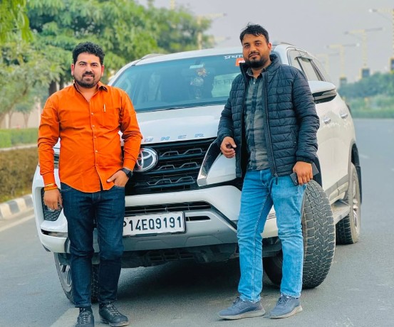 नारंगी शर्ट में हैप्पी शर्मा और काली जैकेट में सुमित है।