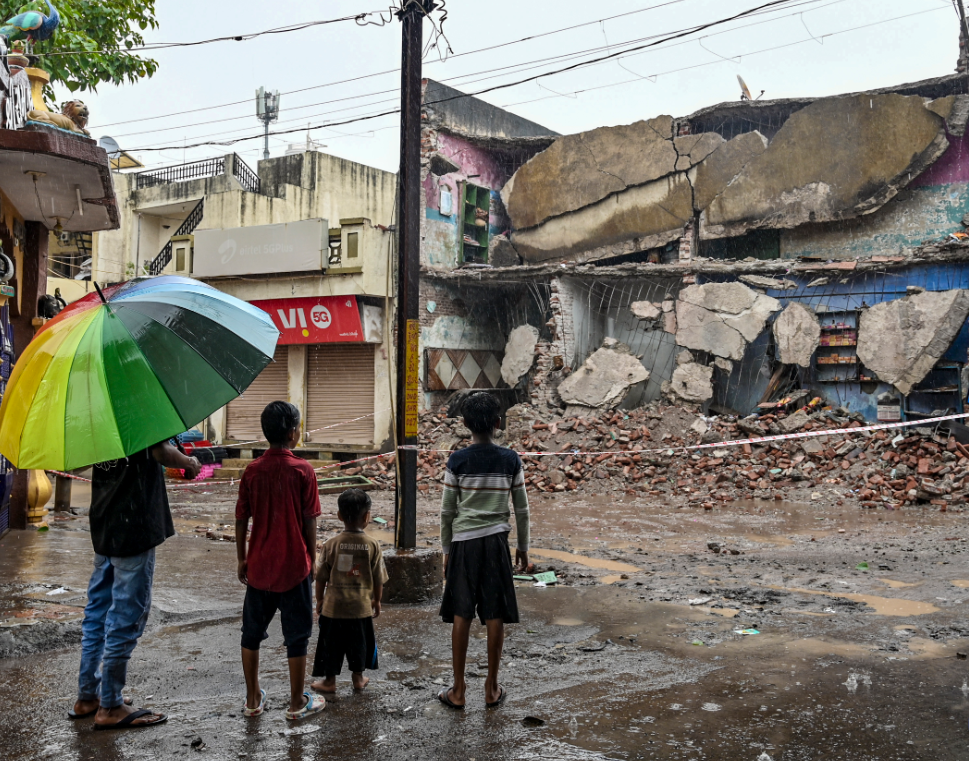गुजरात के राजकोट में भारी बारिश के बाद एक घर ढह गया।